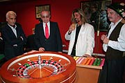 Abi Ofarim und Kunstmaler Wolfgang Prinz (re.) lassen sich den Roulette Tisch präsentieren (Foto. Martin Schmitz)